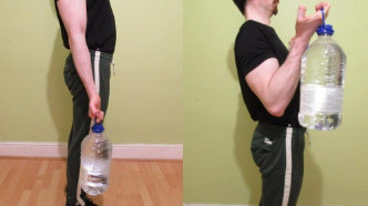 entrenar bíceps con botellas de agua y arena